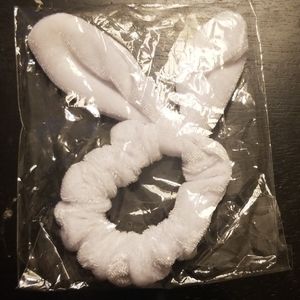 🌸 Soft mini scrunchy with bunny ear bow